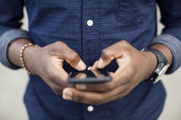 Gros plan d'une personne utilisant un téléphone portable